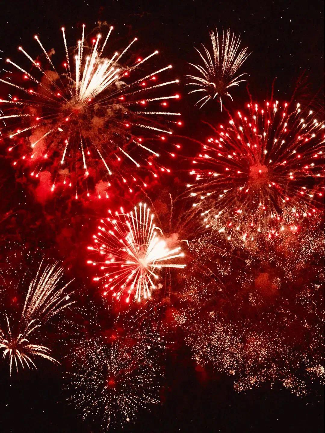 漫天喷射的烟花,璀璨夺目,喜气洋洋,穿越蓝穹描绘着前程似锦的明天