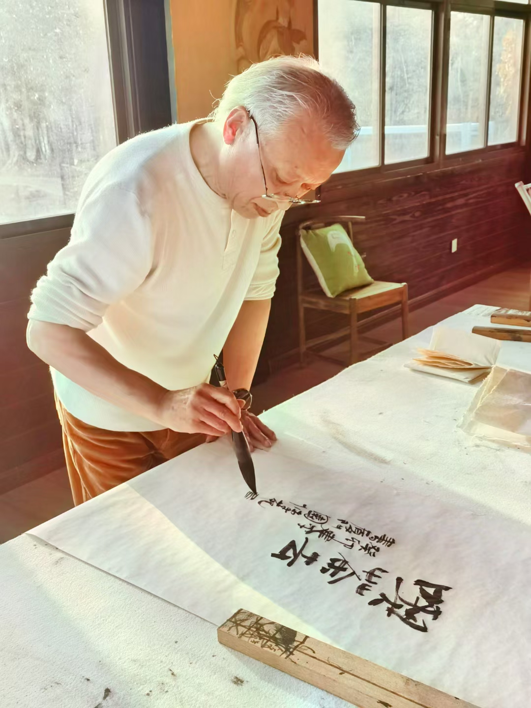 眼镜之下,眸光深邃,似藏着星辰大海