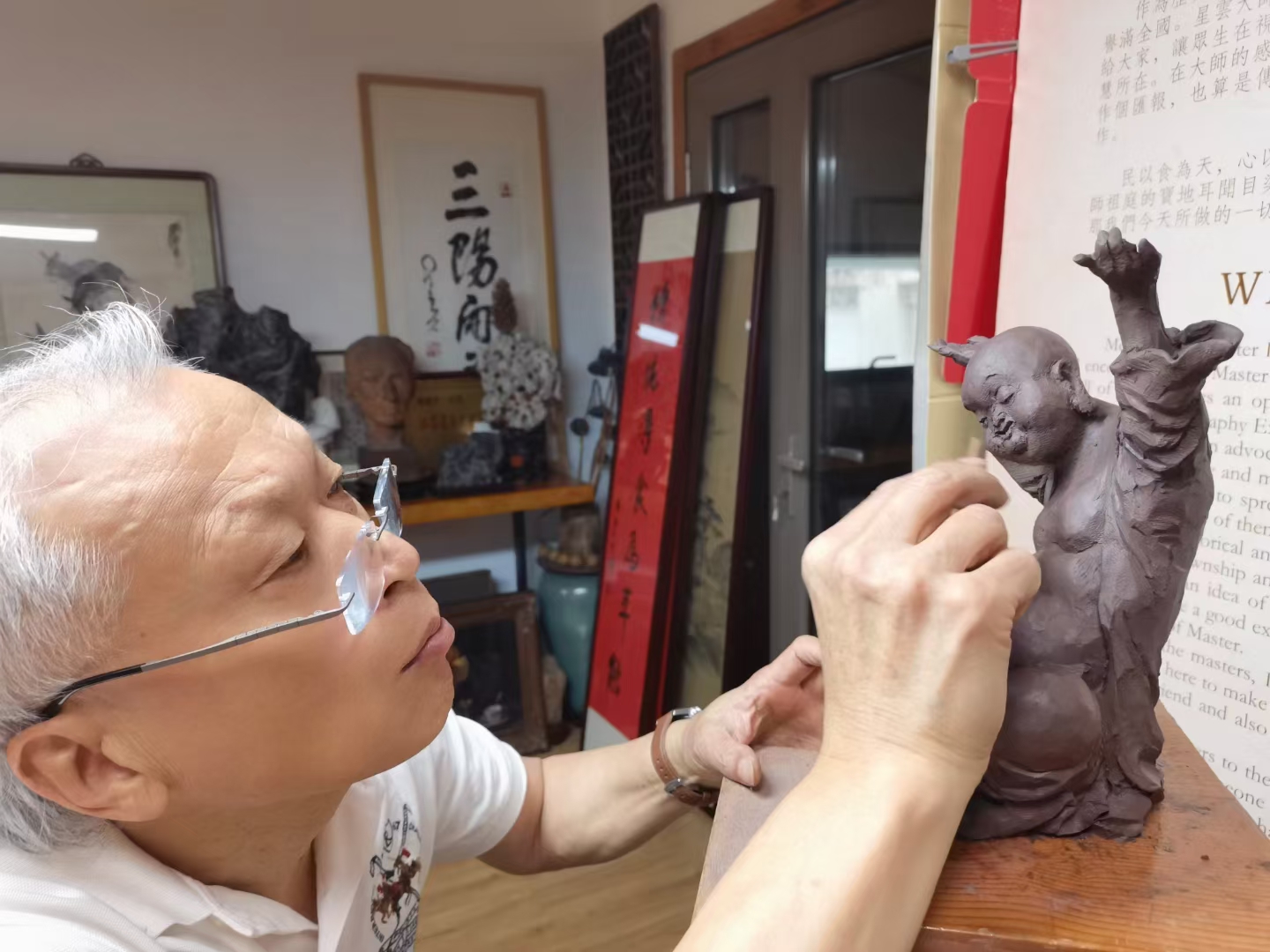 眼镜之下,眸光深邃,似藏着星辰大海