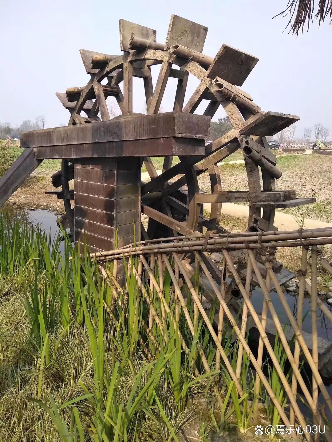 水车虽已斑驳,但依旧在微风中轻轻转动,仿佛在诉说着古老的故事