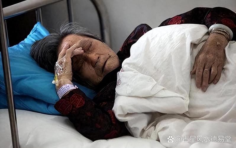 他把母亲暮年生活状态,细腻地展现,描绘出来:妈踉跄