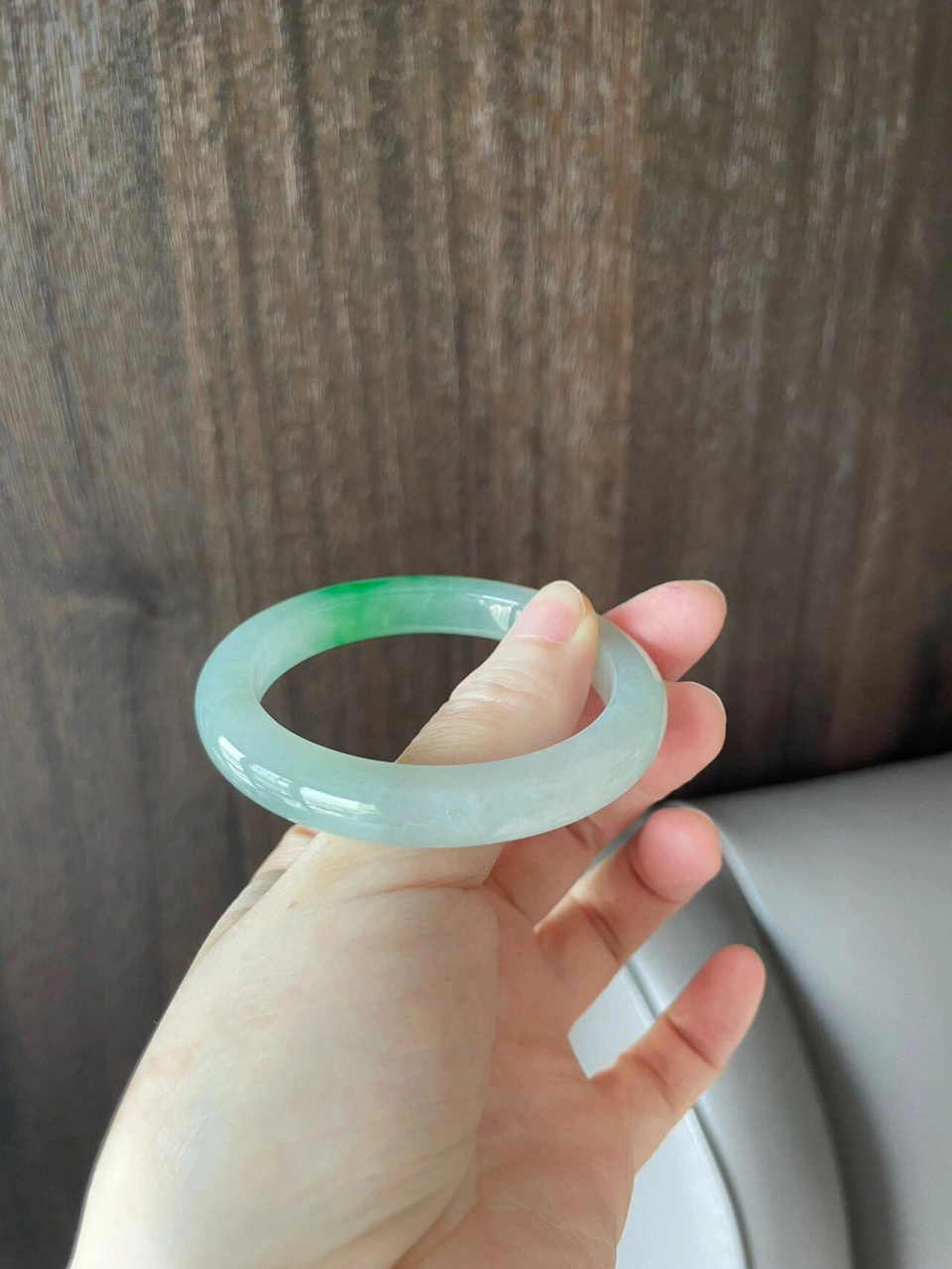 时尚饰品# 白底青翡翠手镯,底子细腻,起胶起光,种水一致,颜色又艳又