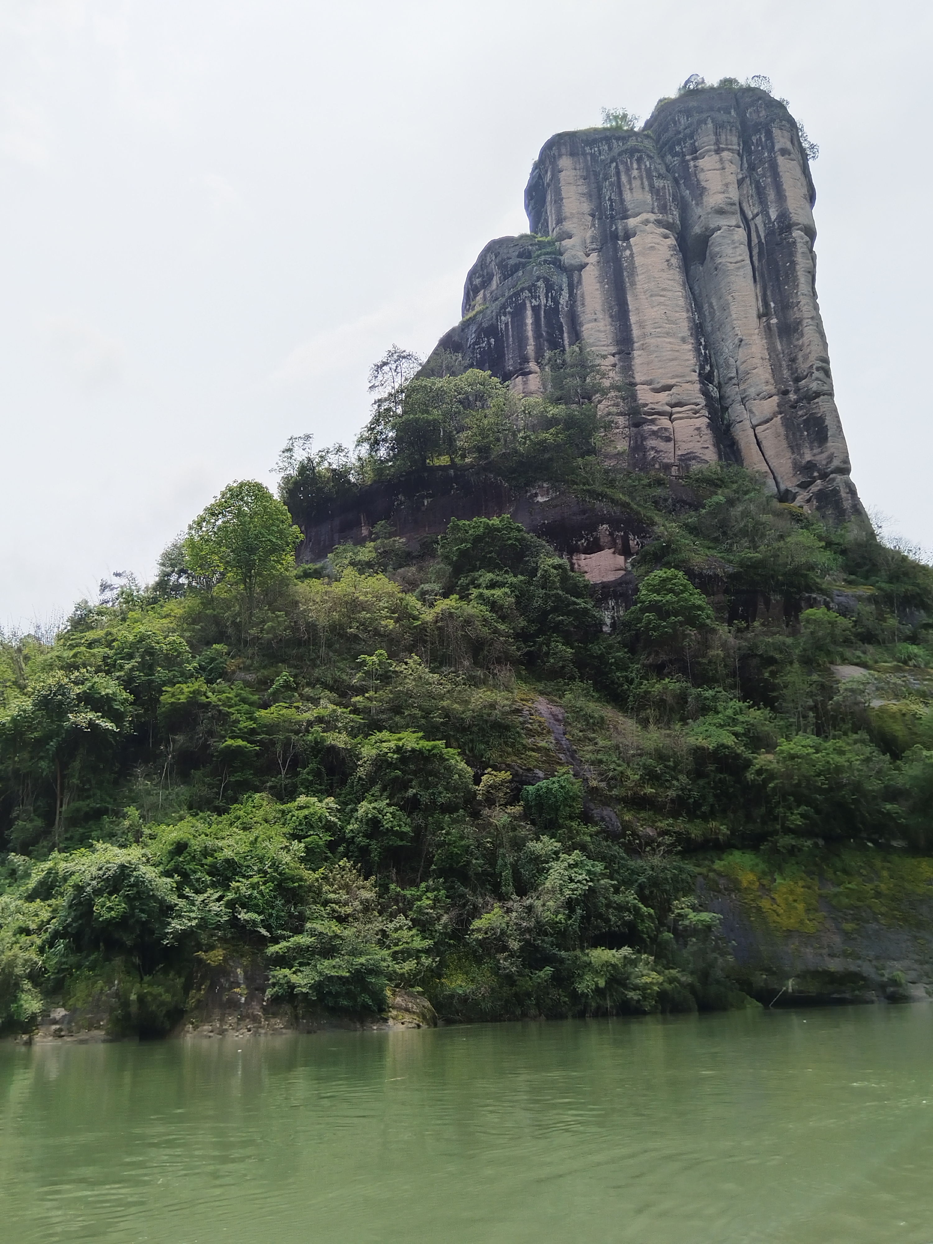 4月29日在武夷山风景名胜区旅游.