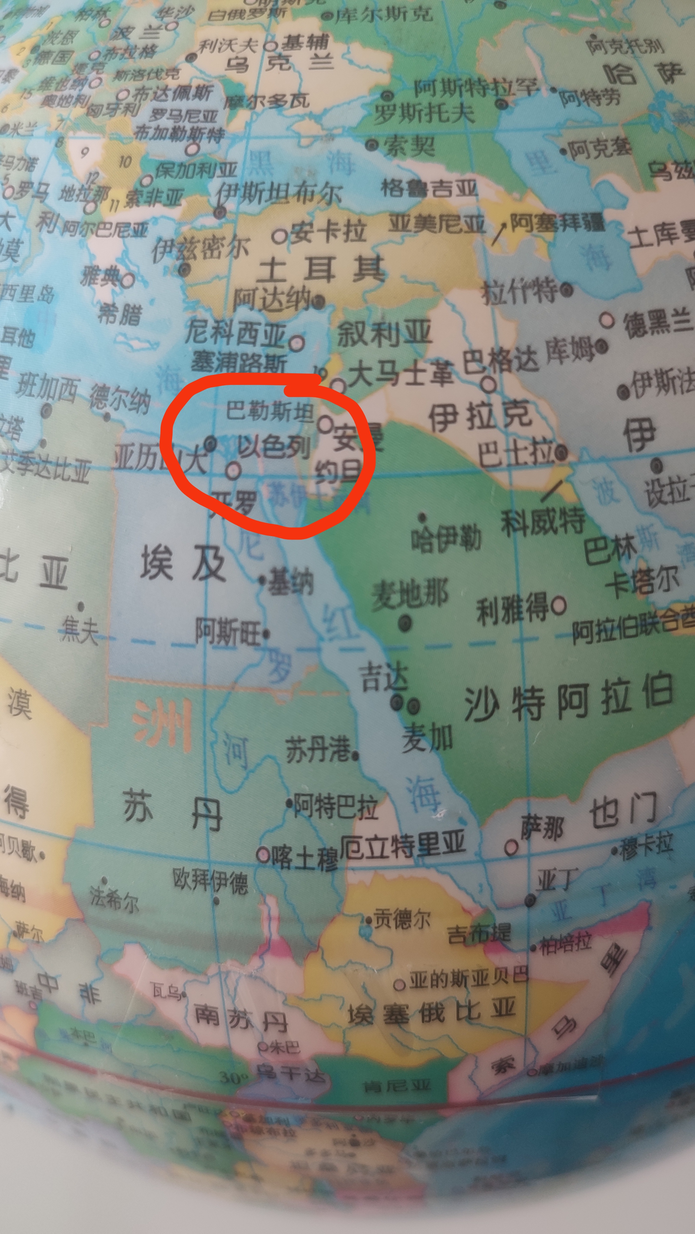 看着地球仪上的巴勒斯坦和以色列,我在思考,他们什么时候才可以止战呢