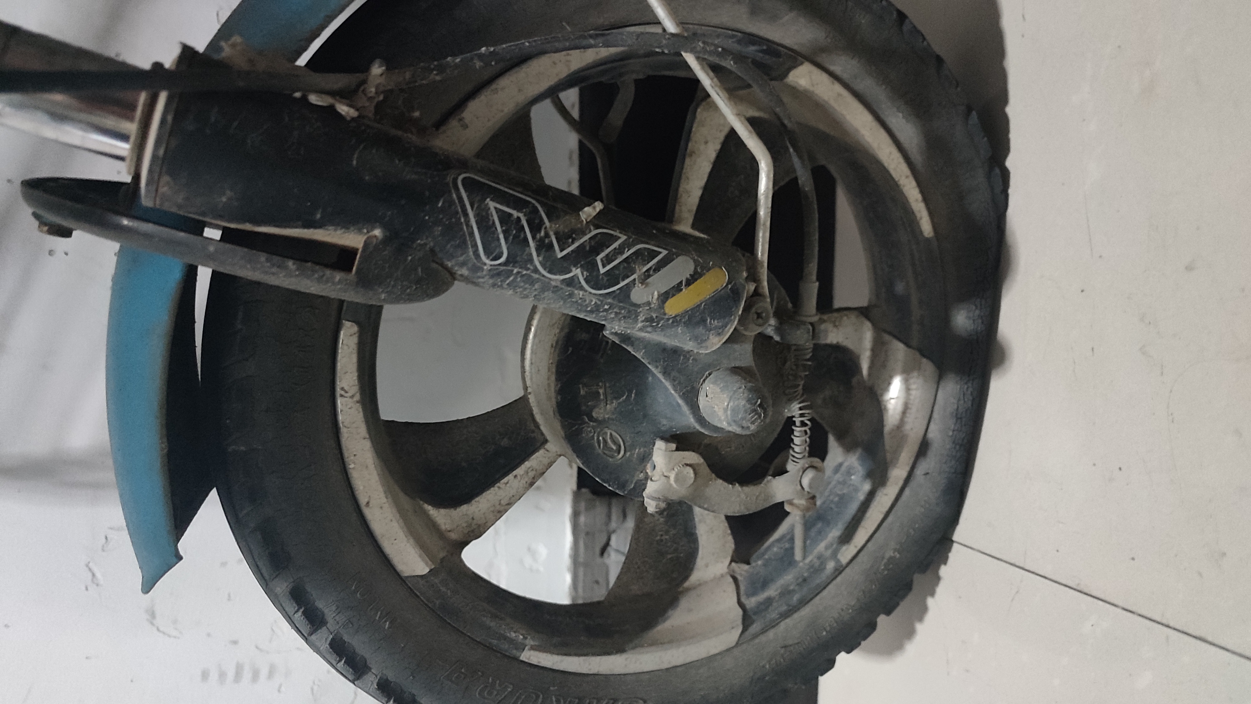 前几天,电瓶车的前轮胎没气了,我仔细地观察了一下,轮胎的花纹已经