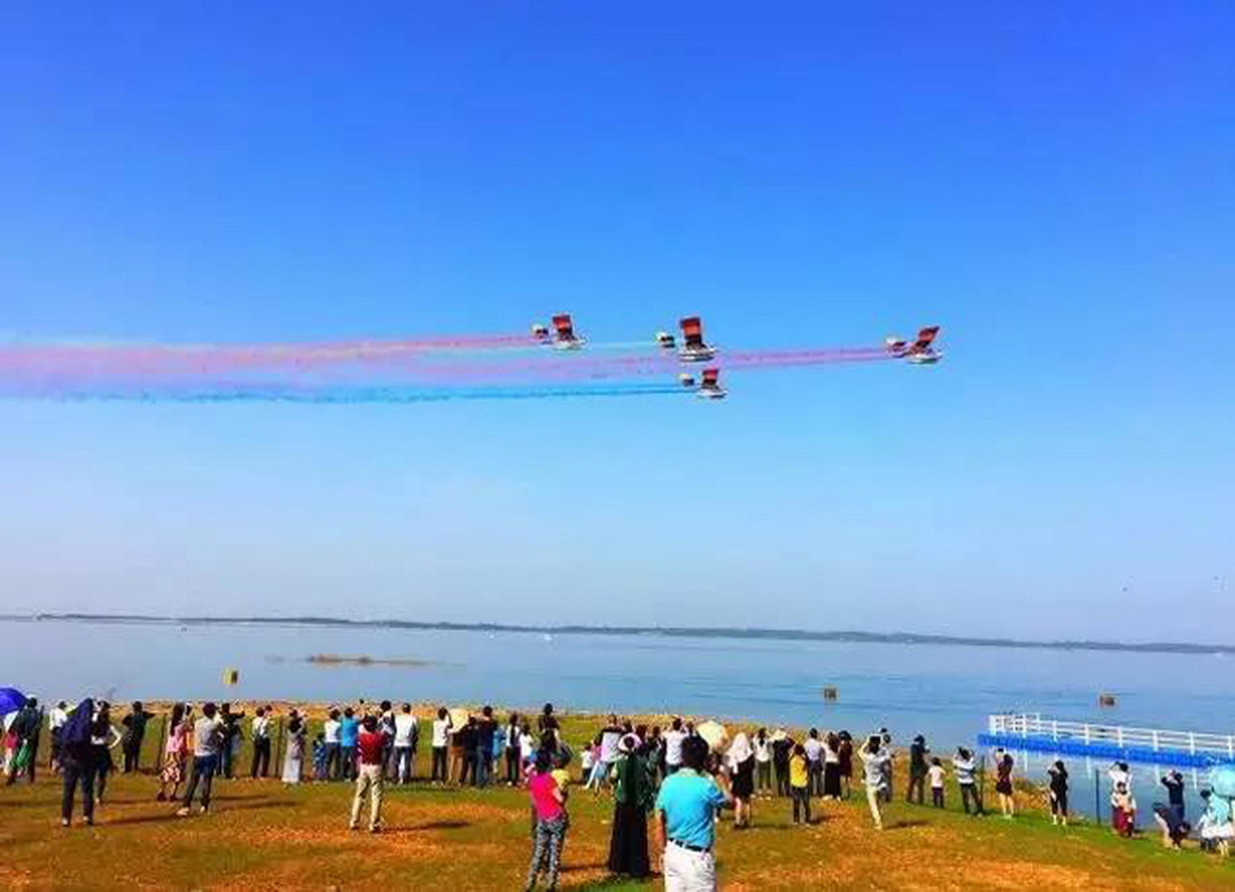 湖北荆门爱飞客航空小镇位于美丽的漳河之畔,是中国第一家通用航空