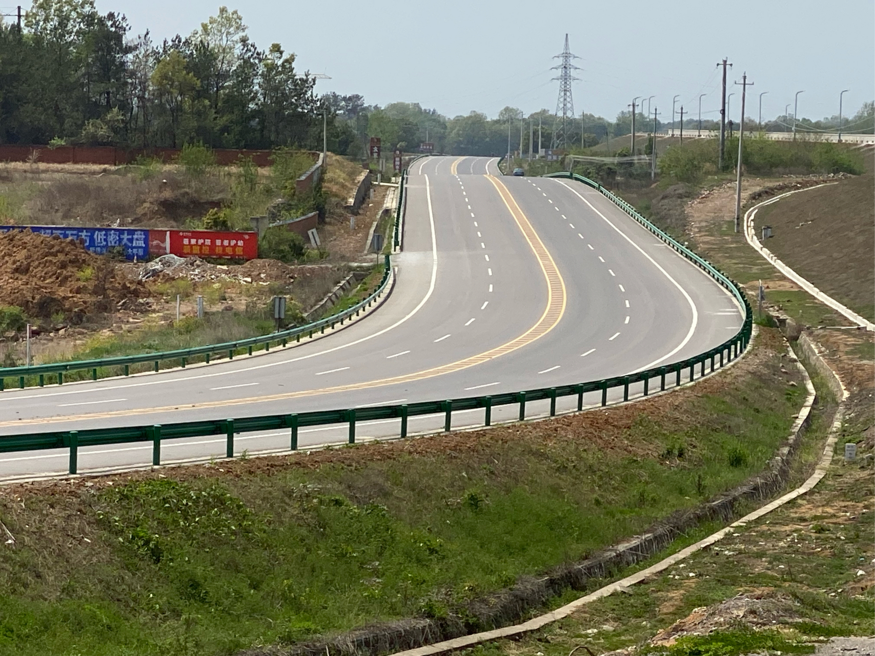 过去山路难行,如今变成通途. 一路风景秀丽,到处莺歌燕舞.