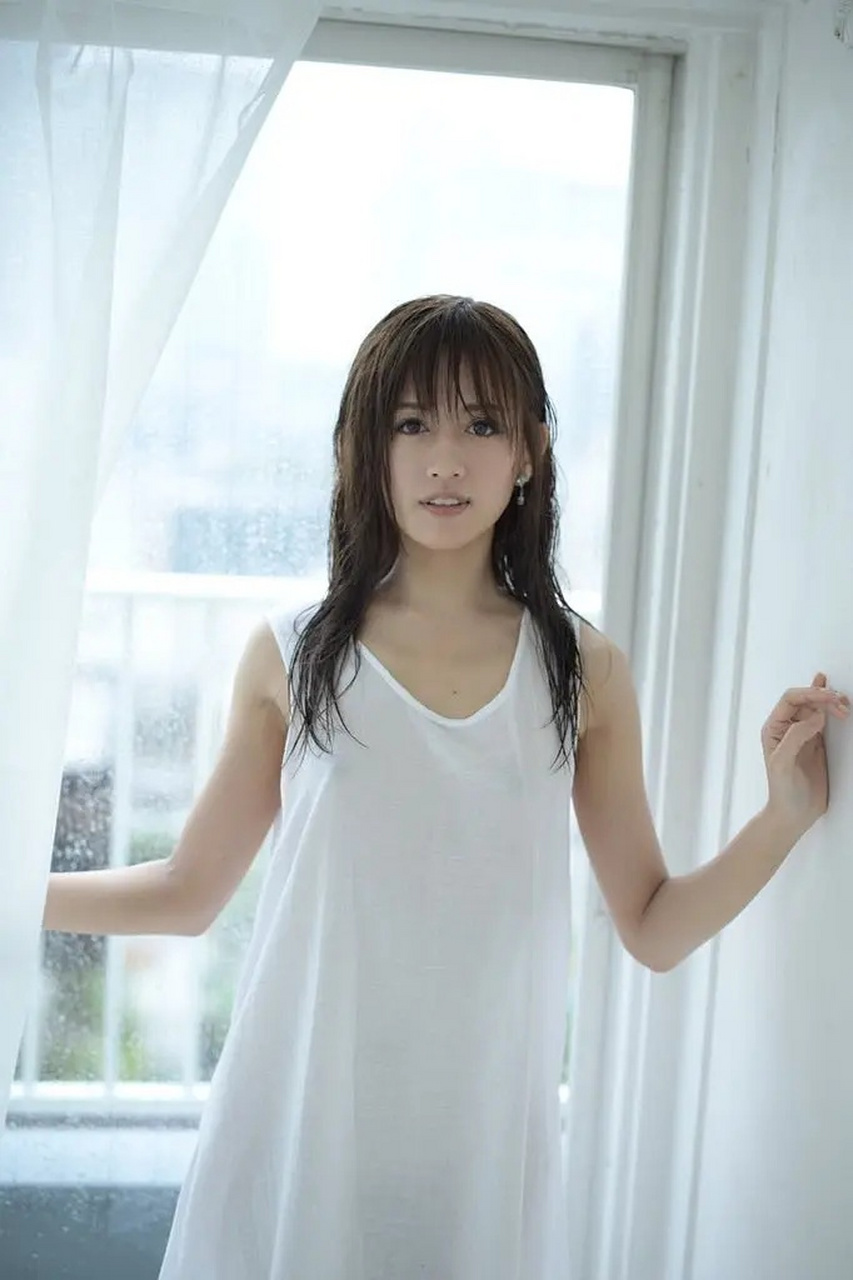 希岛爱理,除了车灯有点小,其他的都很好!#养眼美女# #美女