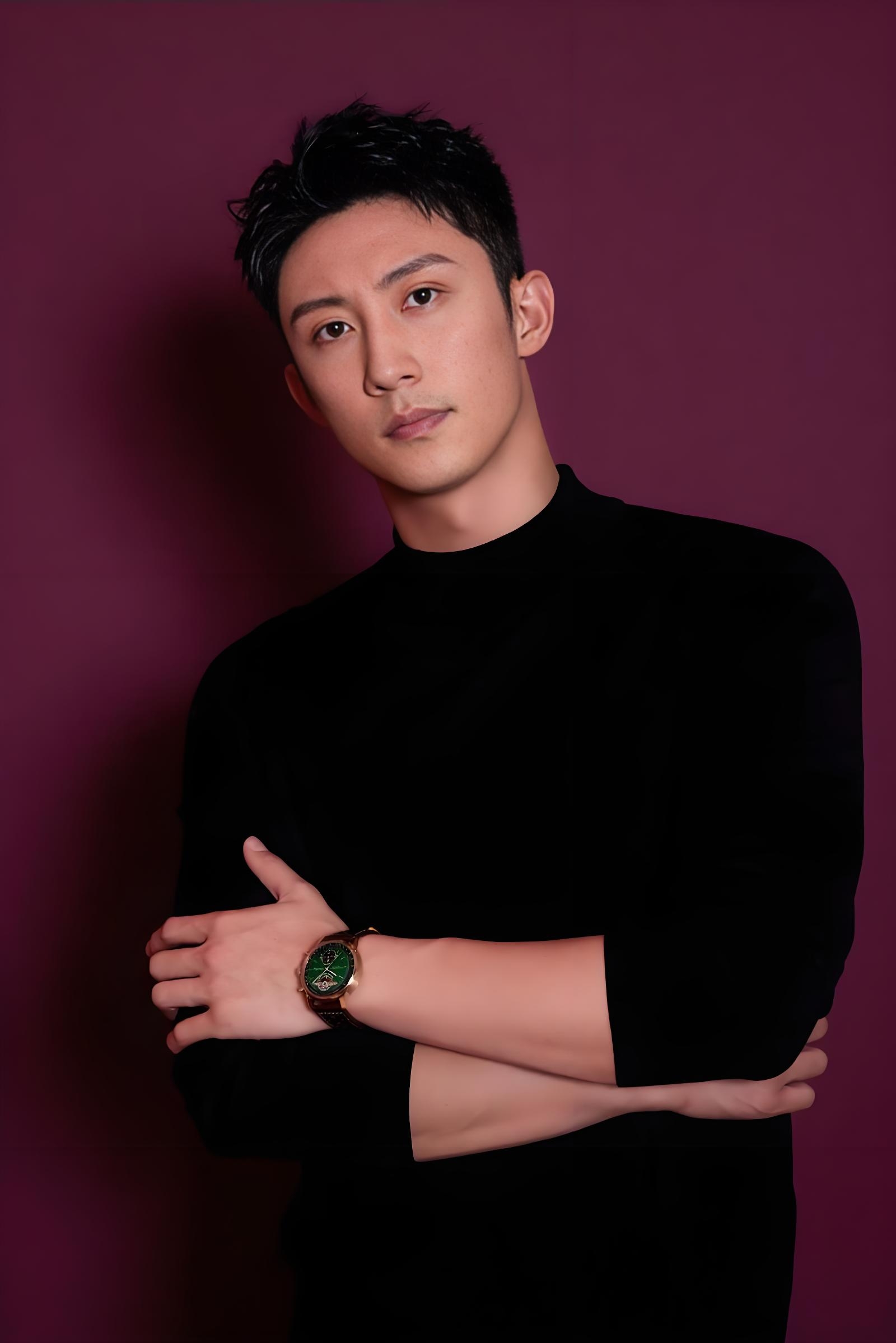 黄景瑜长相帅气,身材高大挺拔,在众多影视作品中都展现了他的硬朗形象