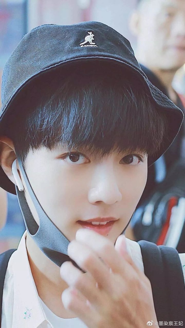 肖战# 『肖战』 因为遇见了你 才明白命中注定 像阳光滋润大地 洒进