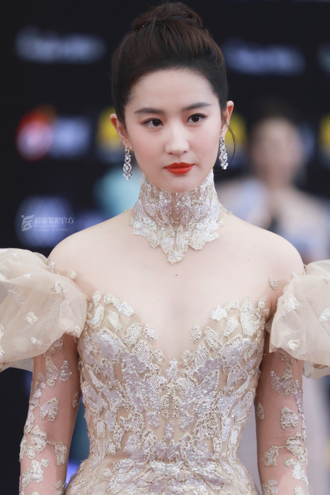 刘亦菲es金色礼服造型参加活动图片赏析第一波#刘亦菲