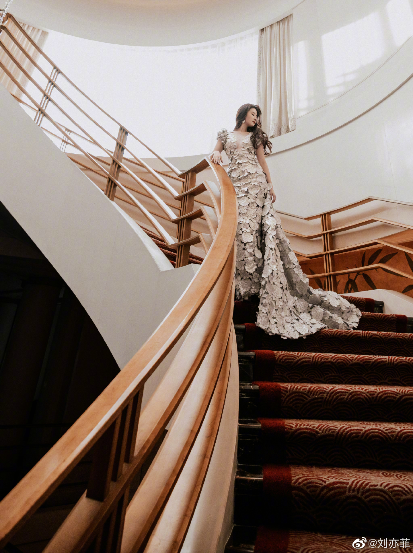 刘亦菲花朵立体礼服长裙参加创维活动造型赏析#刘亦菲