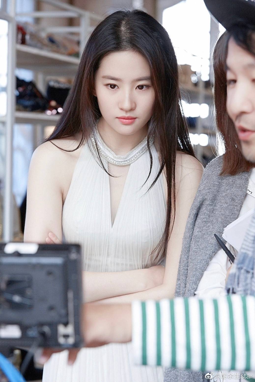 刘亦菲白色长裙拍摄锦湖轮胎大片#刘亦菲