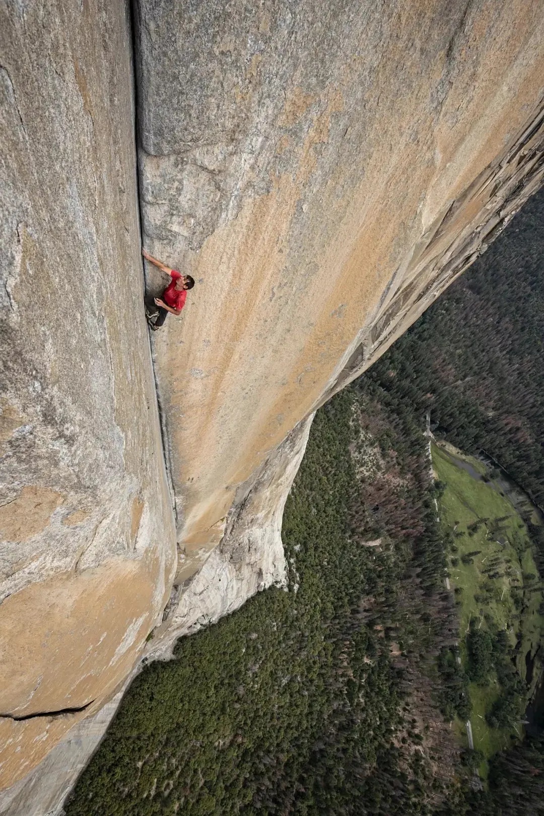 图中的这个男人名叫艾利克斯,他在2017年六月毫无保护徒手攀岩爬上了