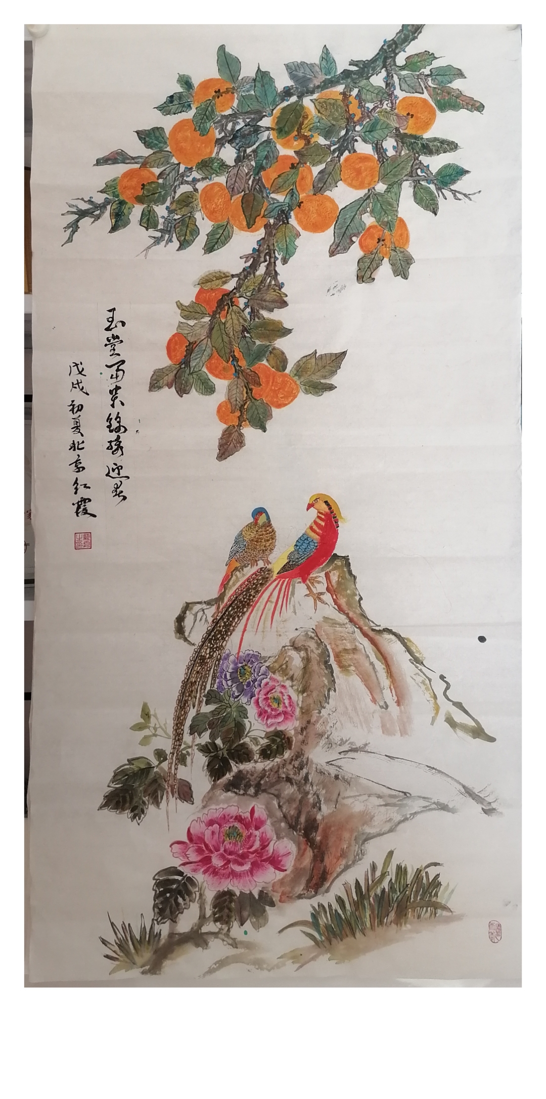 哇,这花瓶里的花好鲜艳,好像真的一样,让我也想买一束回家了!