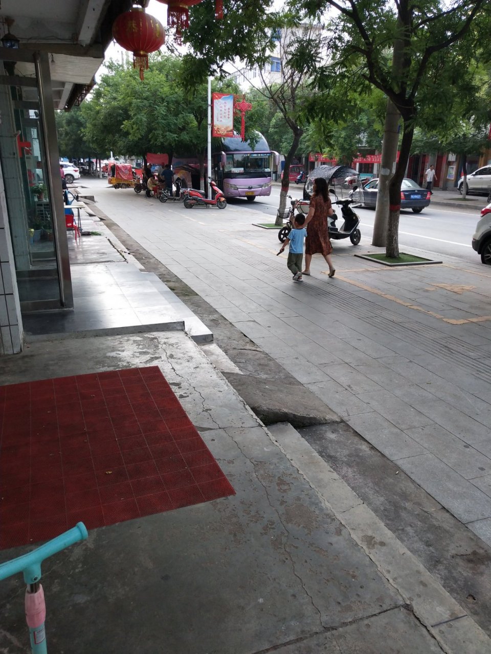 确山县火车站西马路大巴汽车站多年没人管理是正规的汽站?