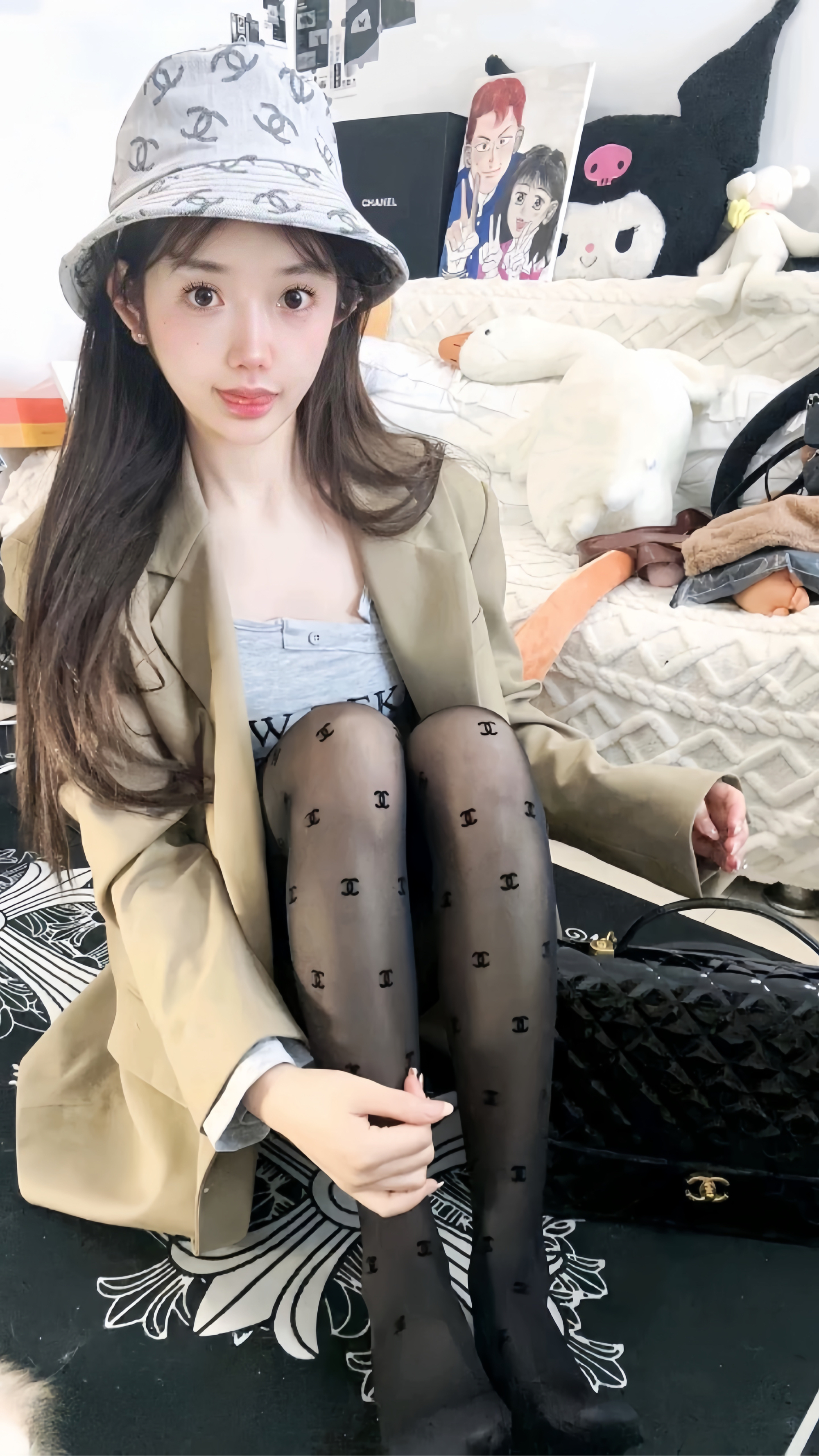 美女醒来发现衣服图片