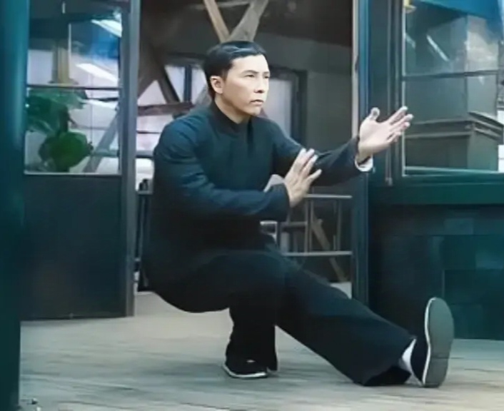 叶问的这个下蹲动作,在实战中能起到什么作用?