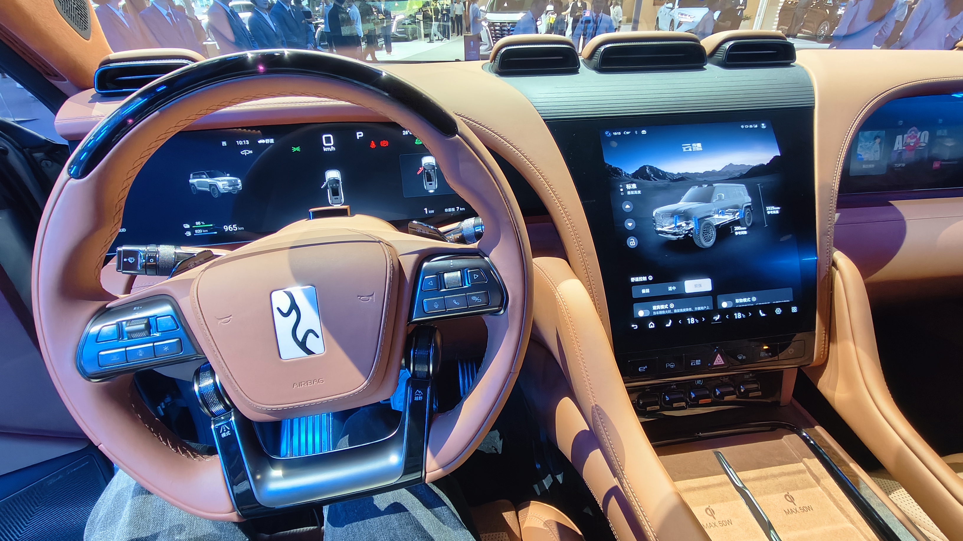 他的左手放在方向盘上,表示他随时准备驾驶;而右手则拿着一部手机