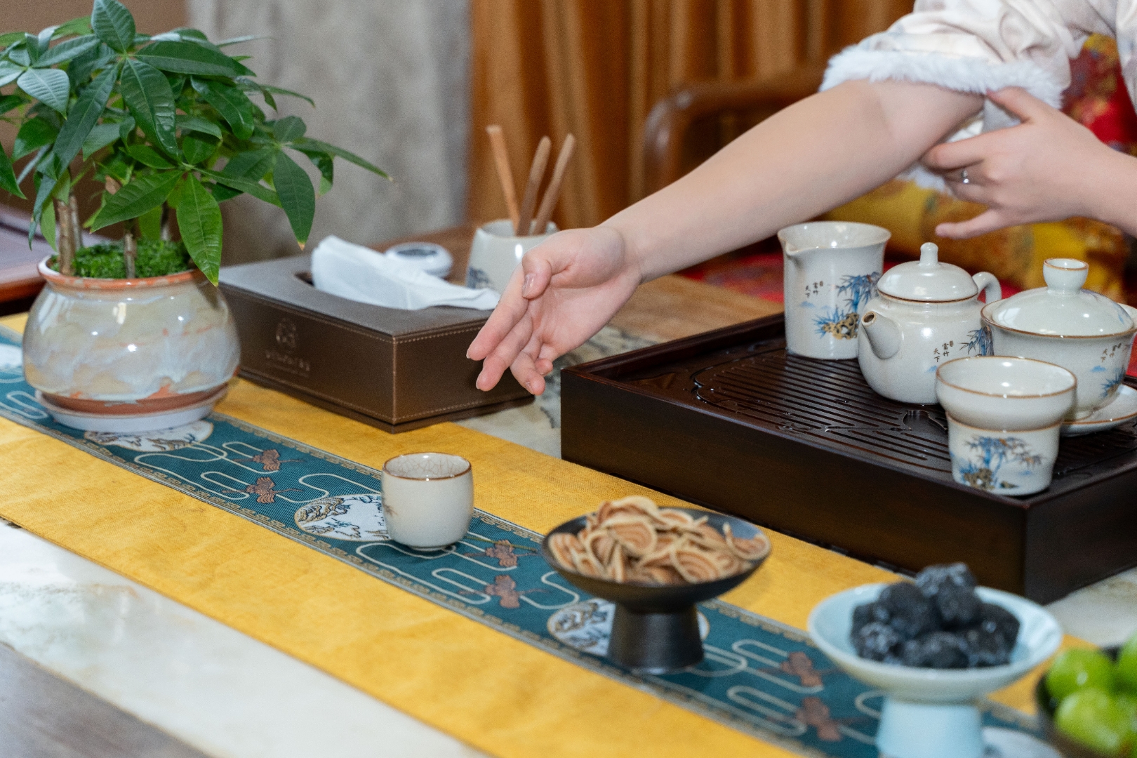 谈笑间茶香漫卷宗,静默时竹影摇诗笺.宿此如栖云鹤,醒眠皆在水墨中