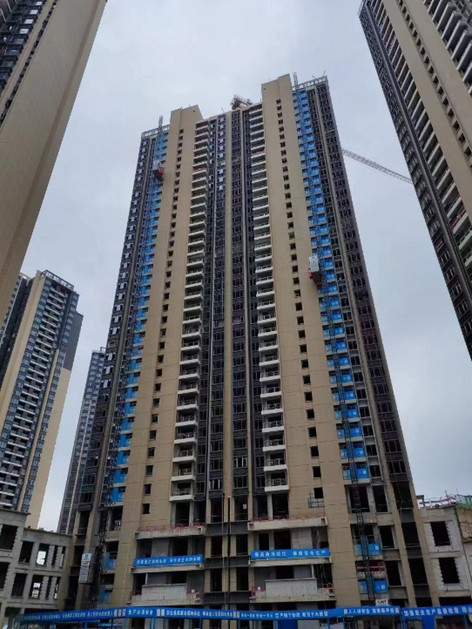 深圳恒大城市之光,整个小区和3号线爱联站是相连的,底下还有大型的