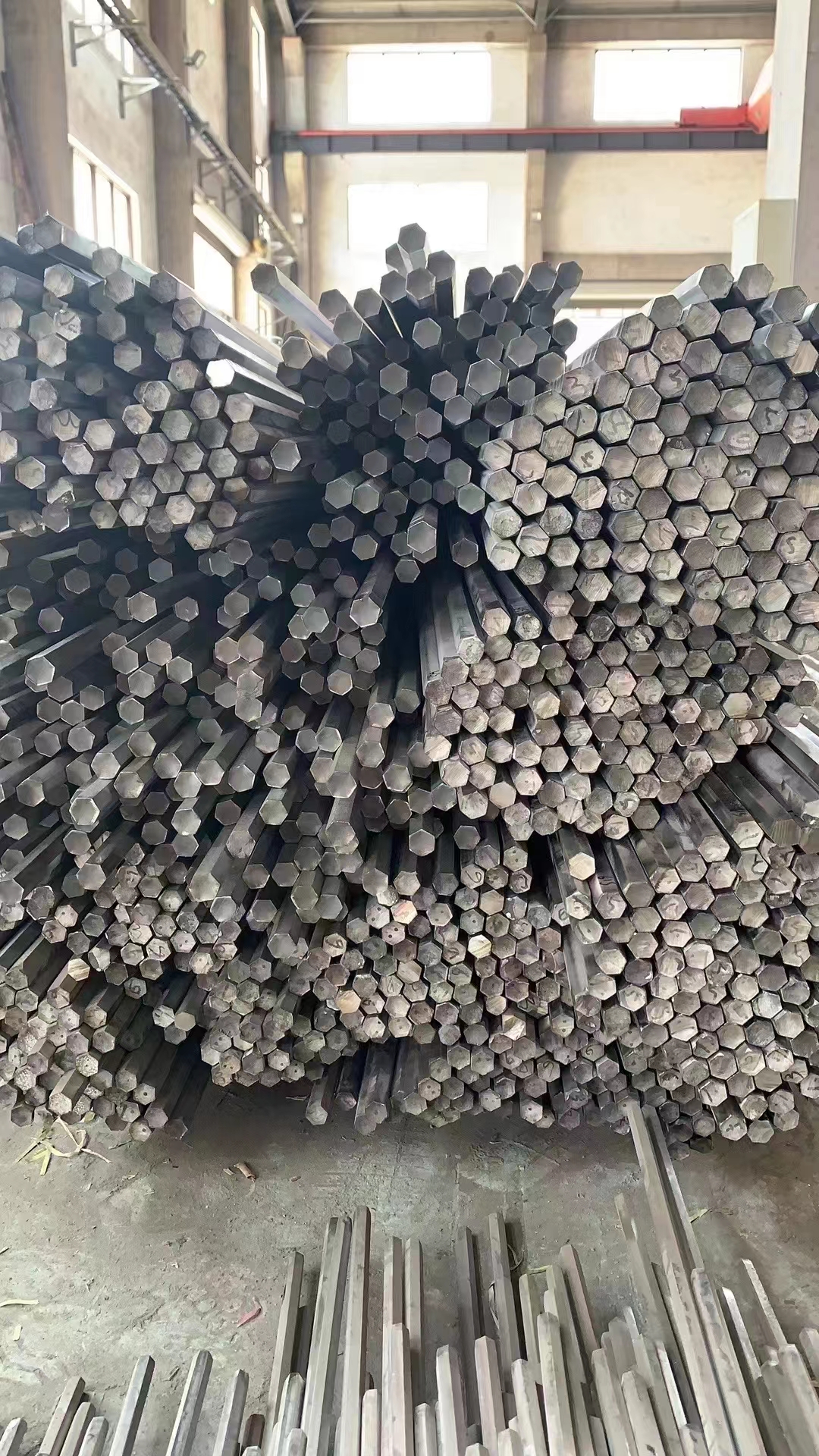 不锈钢六角钢是一种具有优异耐腐蚀性和机械性能的特殊钢材,常用于