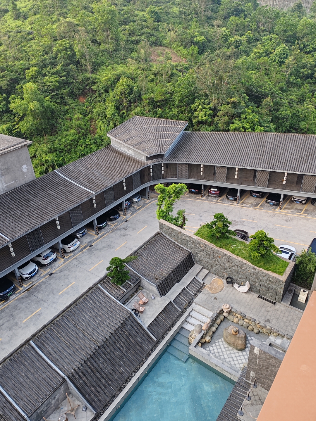 碧波荡漾间,笑声与水花交织成夏的旋律,每一滴飞溅