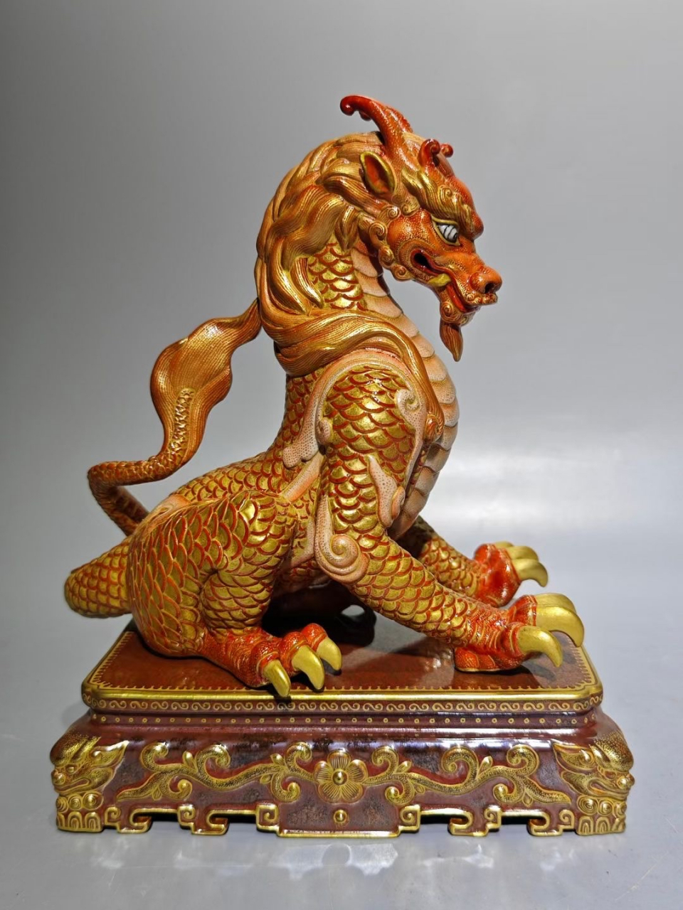 大清乾隆年制,矾红描金麒麟一对,高:21.5cm,宽:18cm