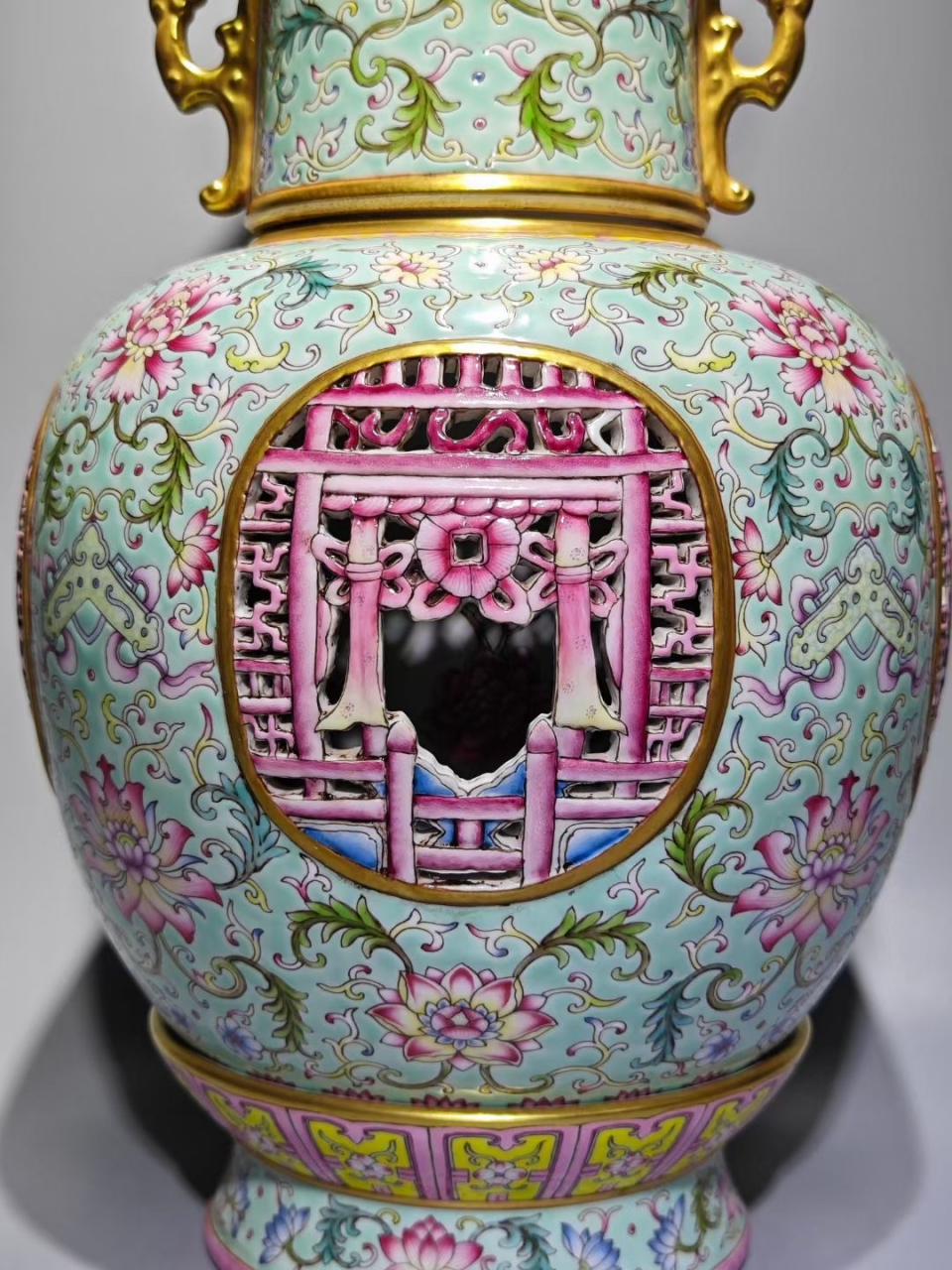 乾隆年制,珐琅彩松石绿地福运连连开光镂空双耳描金转心瓶,高:42cm,肚