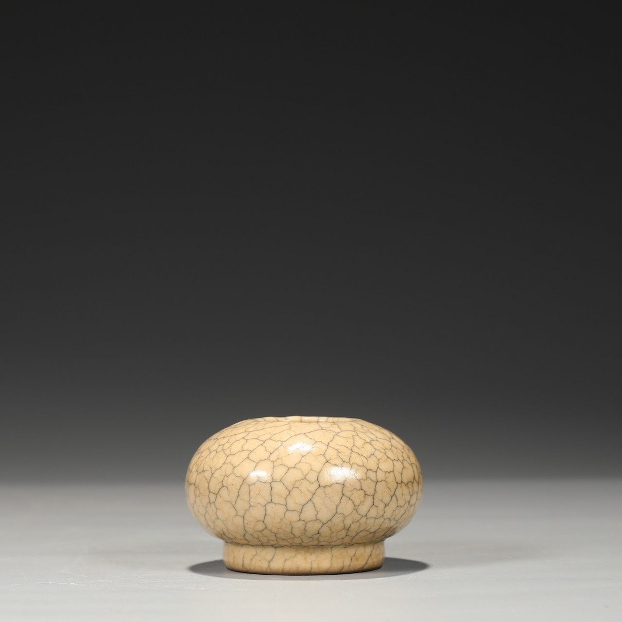 旧藏 北宋 哥窑米黄釉洗"景仁宫" 尺寸:高5.5公分 直径8.5公分