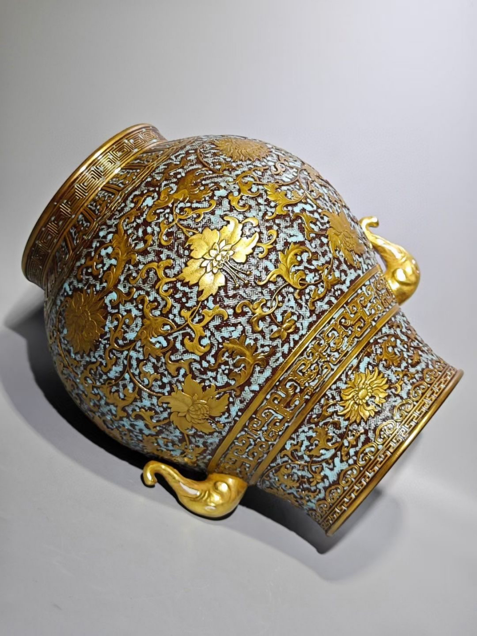 大清乾隆年制,古铜釉雕刻缠枝莲描金象耳尊,高:31cm,肚直径:26.