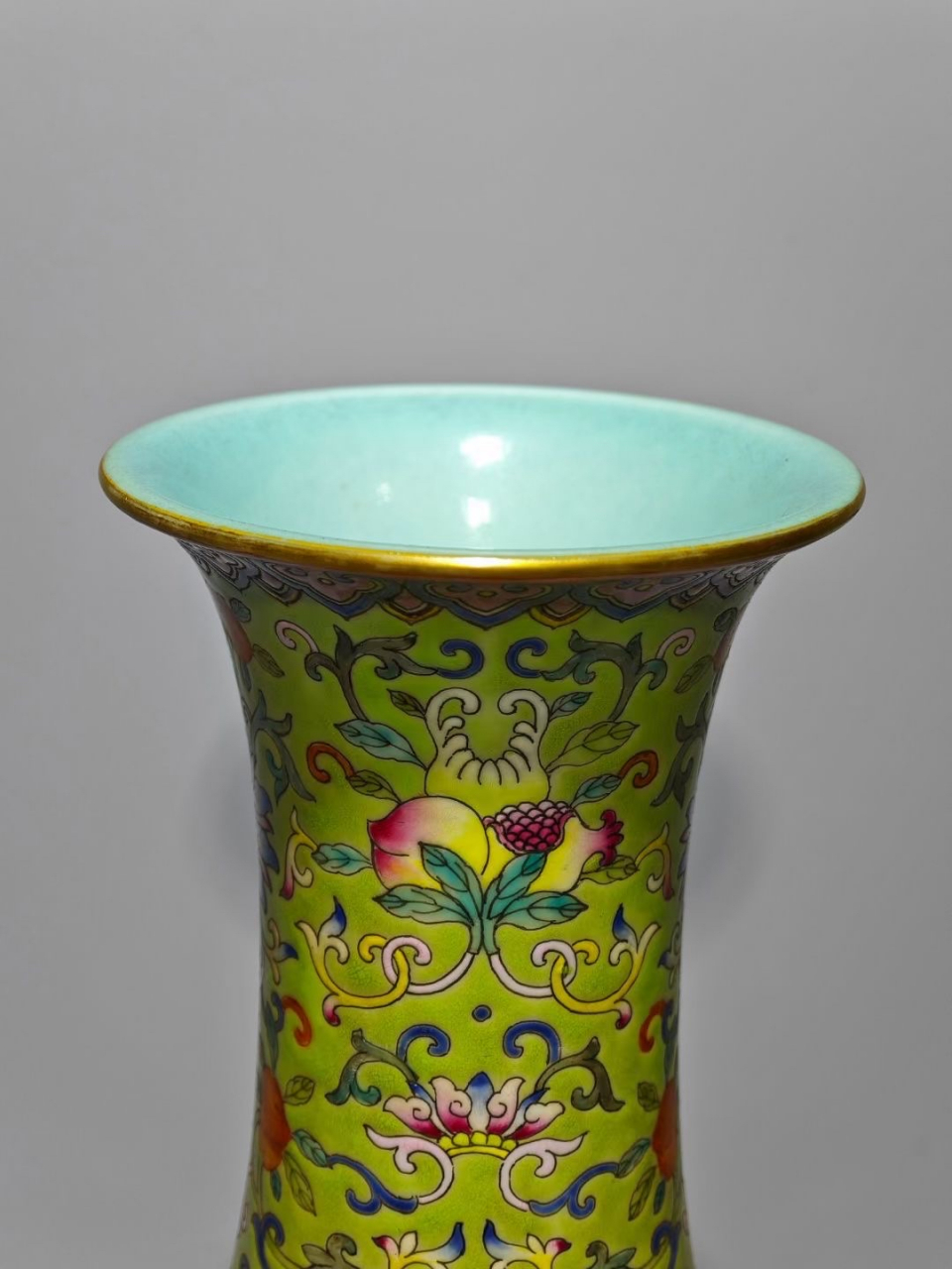 大清乾隆年制,粉彩绿地福寿连连开光樱戏图赏瓶,高:31.8cm,肚直径:17.