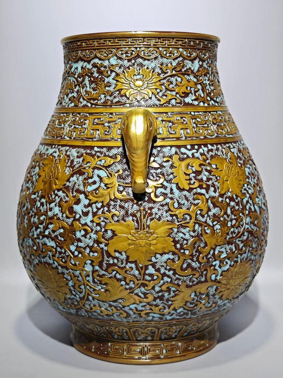 大清乾隆年制,古铜釉雕刻缠枝莲描金象耳尊,高:31cm,肚直径:26.