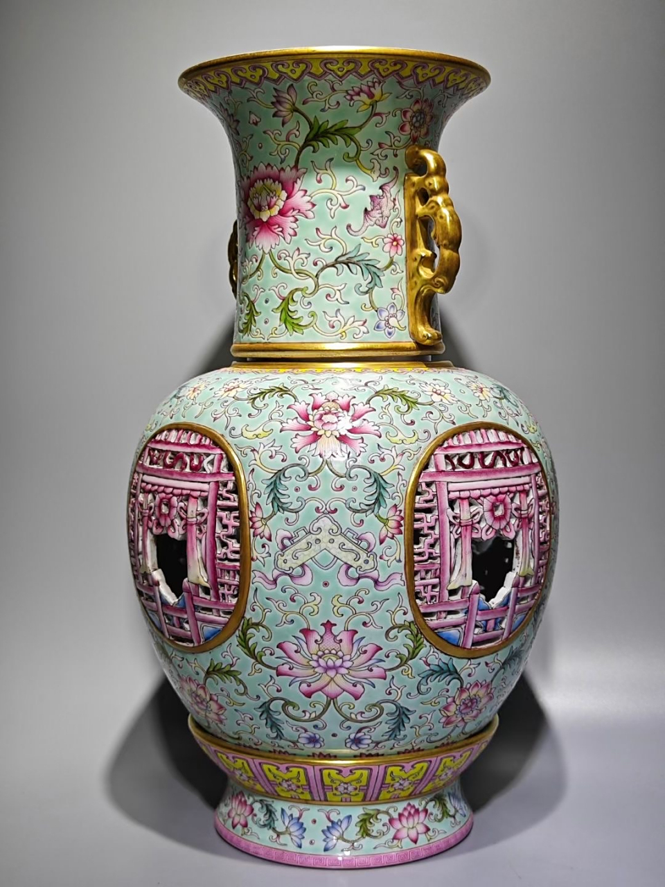 乾隆年制,珐琅彩松石绿地福运连连开光镂空双耳描金转心瓶,高:42cm,肚