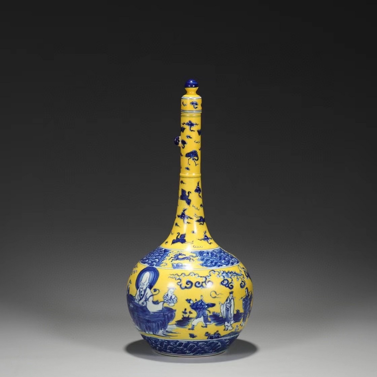 旧藏 明 成化黄地青花八仙祝寿胆瓶 尺寸:高43公分 肚径18.5公分