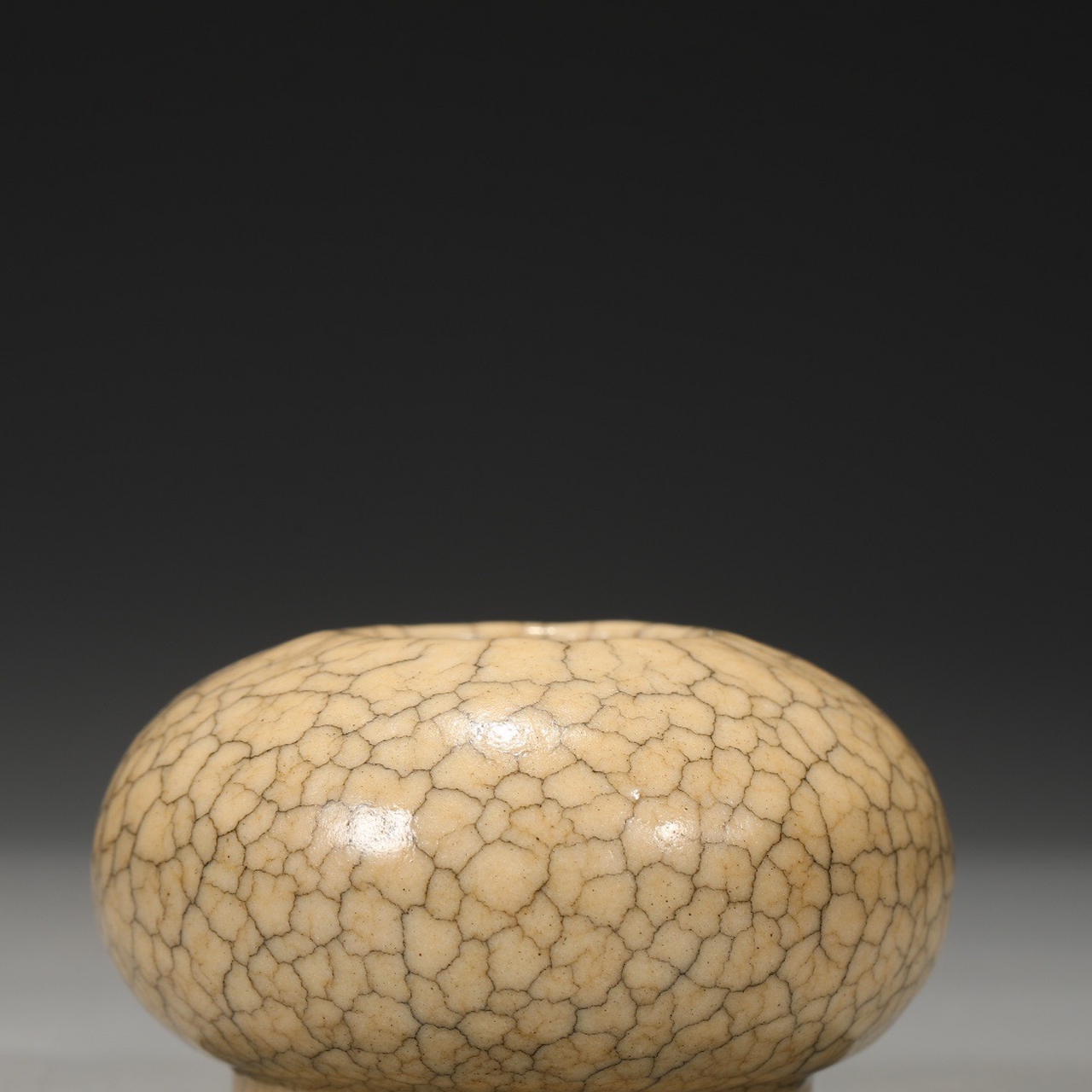 旧藏 北宋 哥窑米黄釉洗"景仁宫" 尺寸:高5.5公分 直径8.5公分