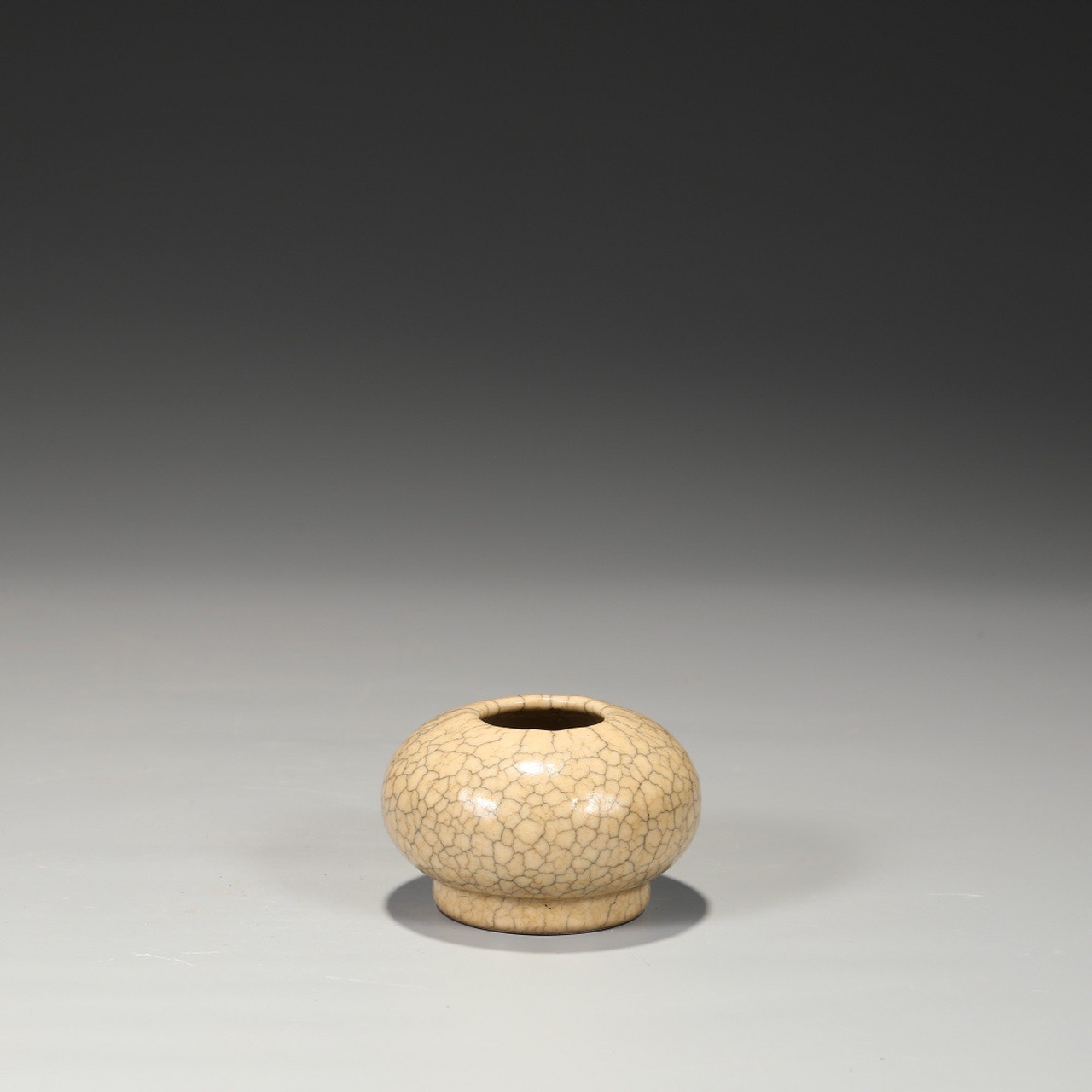 旧藏 北宋 哥窑米黄釉洗"景仁宫" 尺寸:高5.5公分 直径8.5公分