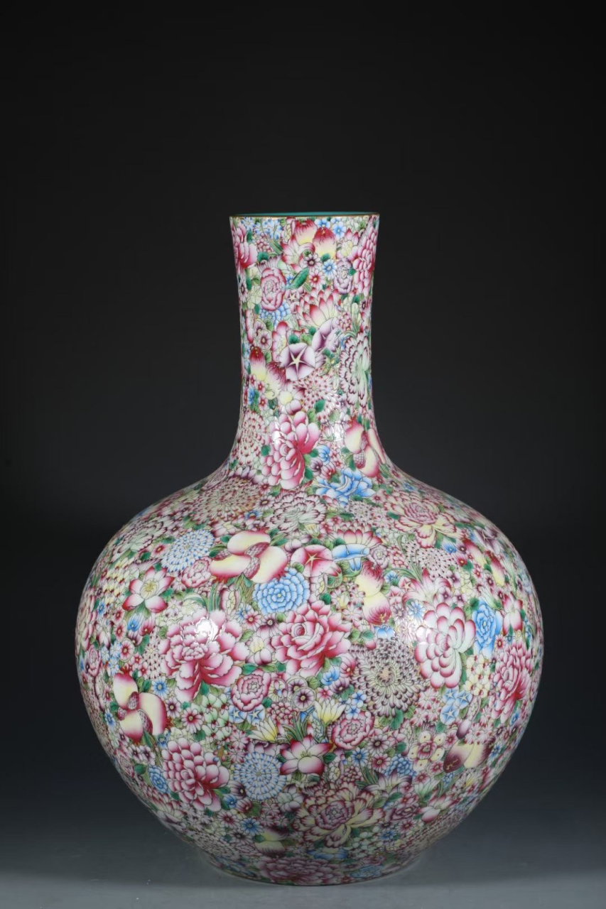 大清乾隆年制款,珐琅彩金地万花天球瓶 高54.5cm 口径12cm 底径18cm