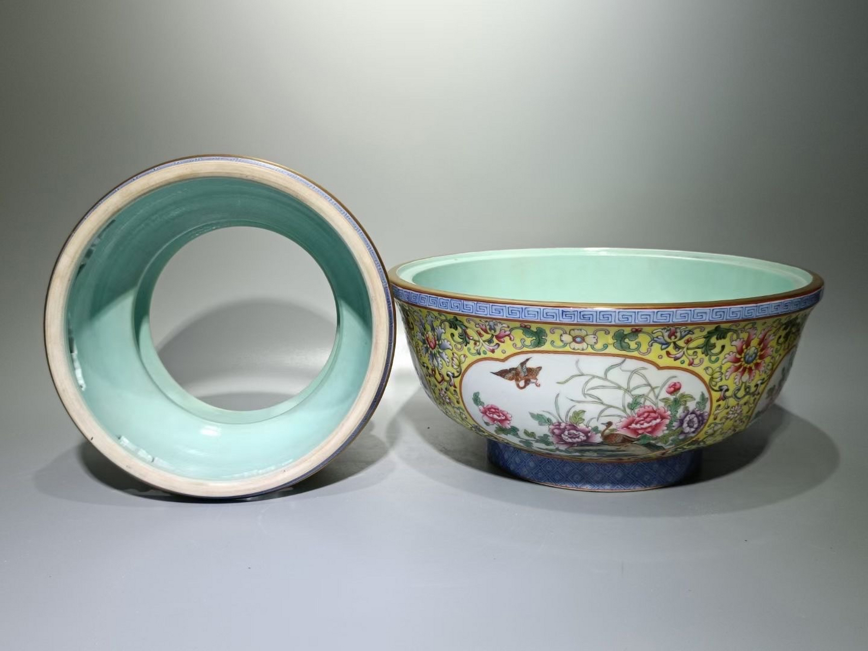 清乾隆款,珐琅彩黄地西番莲开窗四季花鸟四耳盖碗 高:47.5cm宽:31cm