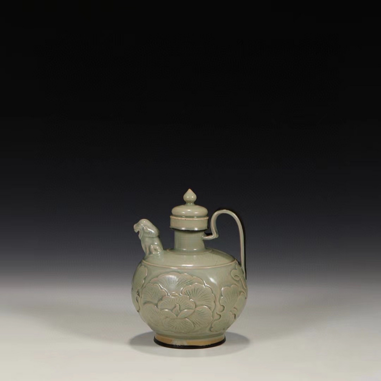 旧藏 五代时期 耀州窑剔刻花卉纹银口狗头执壶 尺寸:高20.5公分 长14.