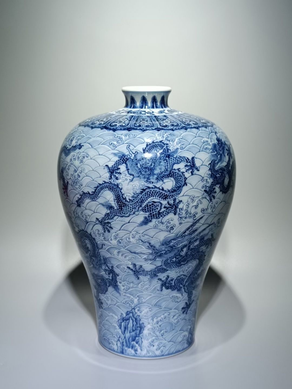 清乾隆款,青花九龙海水纹梅瓶 高:36cm宽:24cm