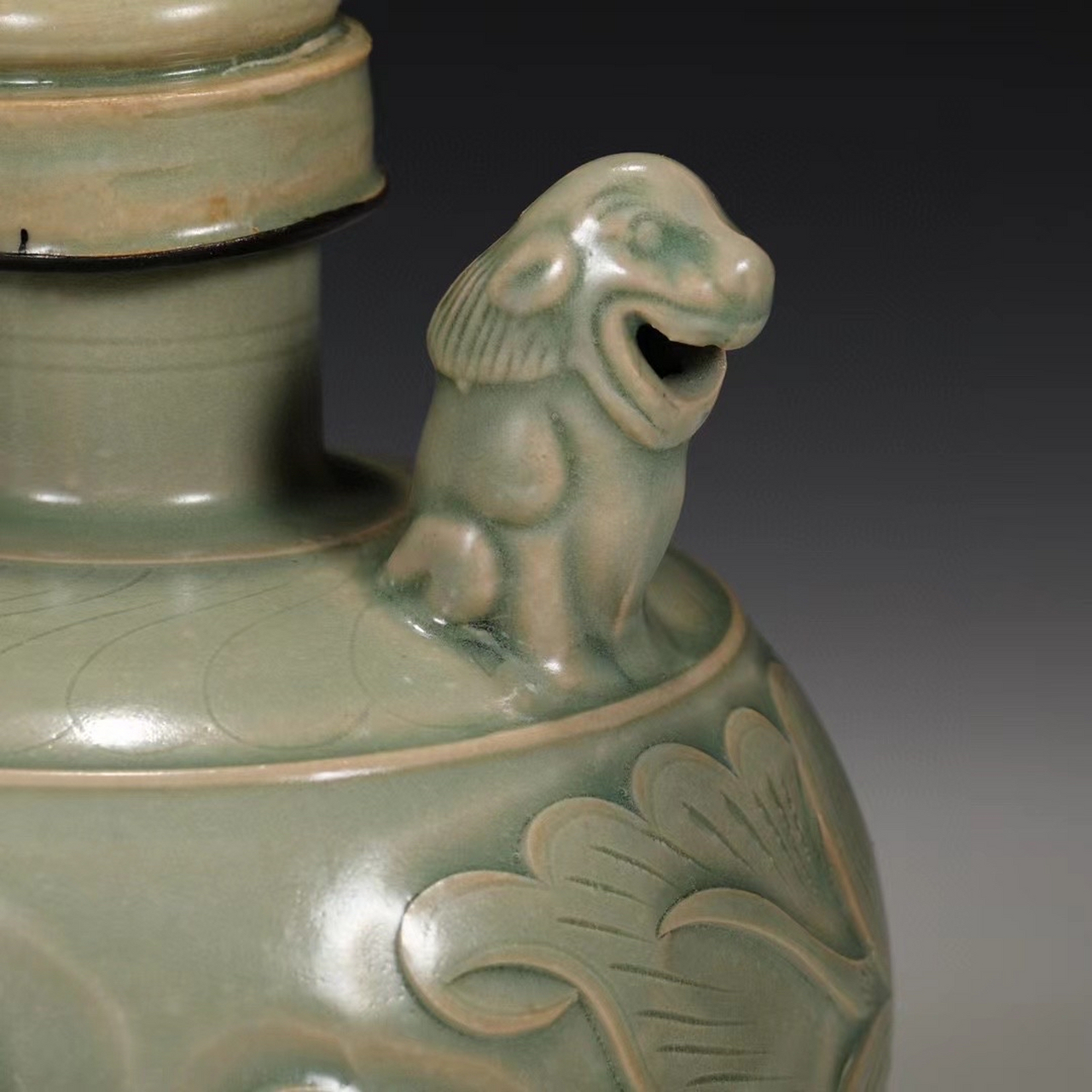 旧藏 五代时期 耀州窑剔刻花卉纹银口狗头执壶 尺寸:高20.5公分 长14.