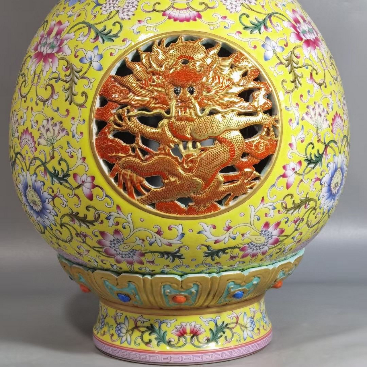 清乾隆御製 珐琅彩黄地宝相花开窗描金团龙转心瓶  高42.3肚径24