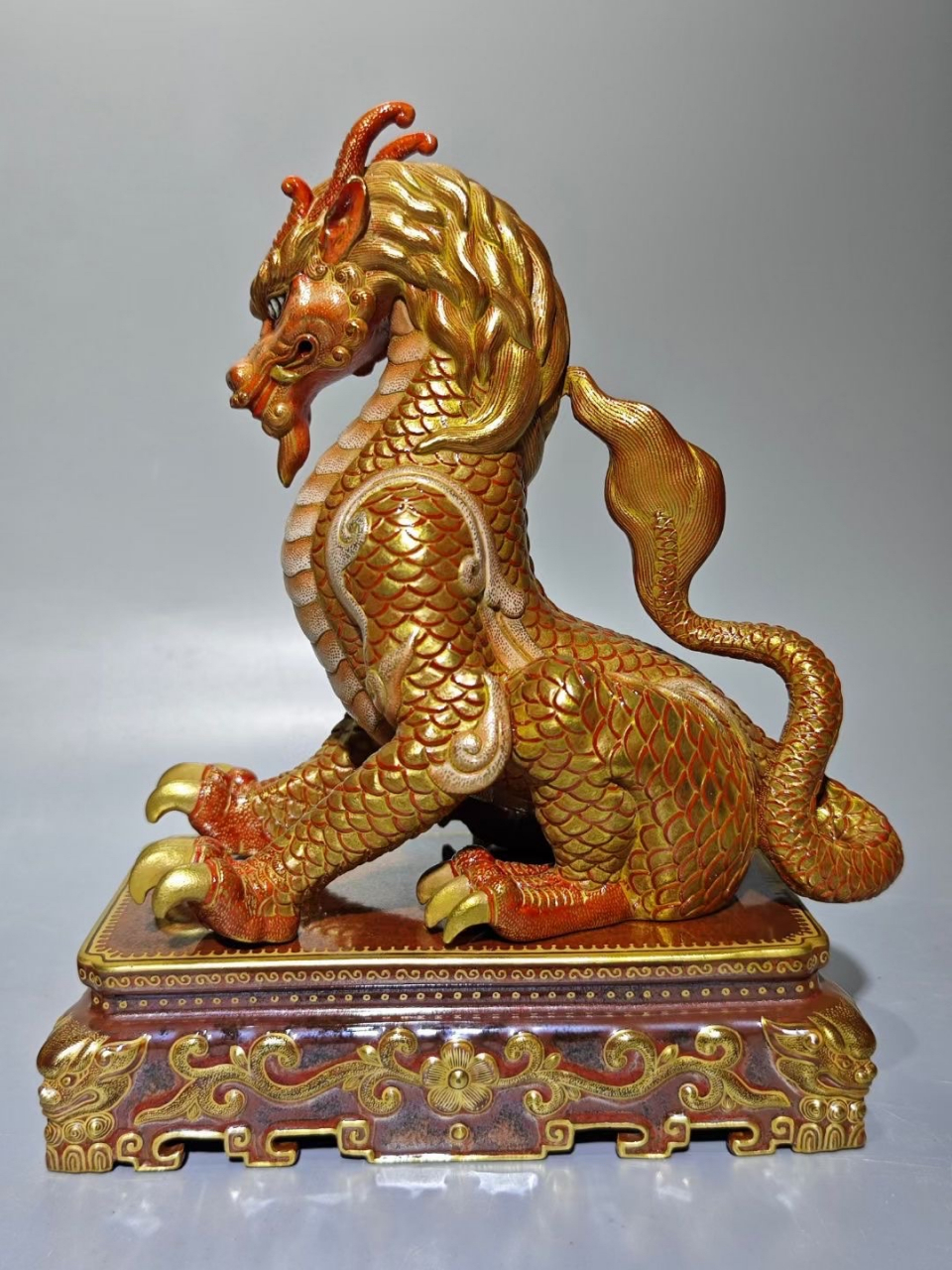 大清乾隆年制,矾红描金麒麟一对,高:21.5cm,宽:18cm