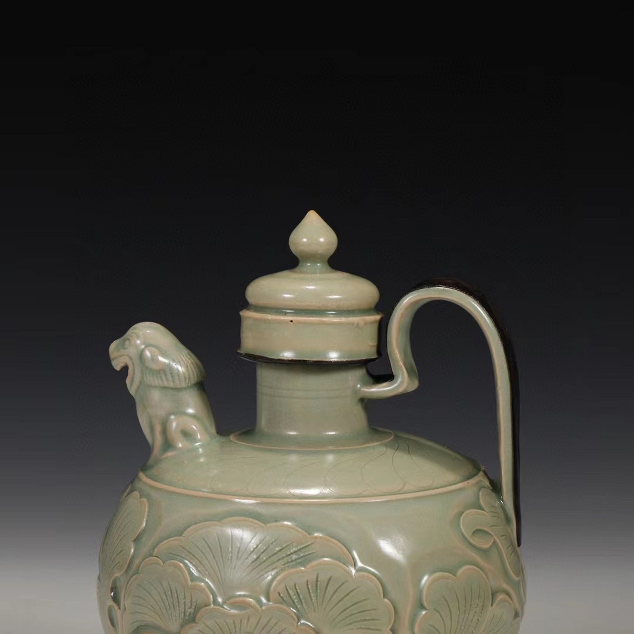 旧藏 五代时期 耀州窑剔刻花卉纹银口狗头执壶 尺寸:高20.5公分 长14.