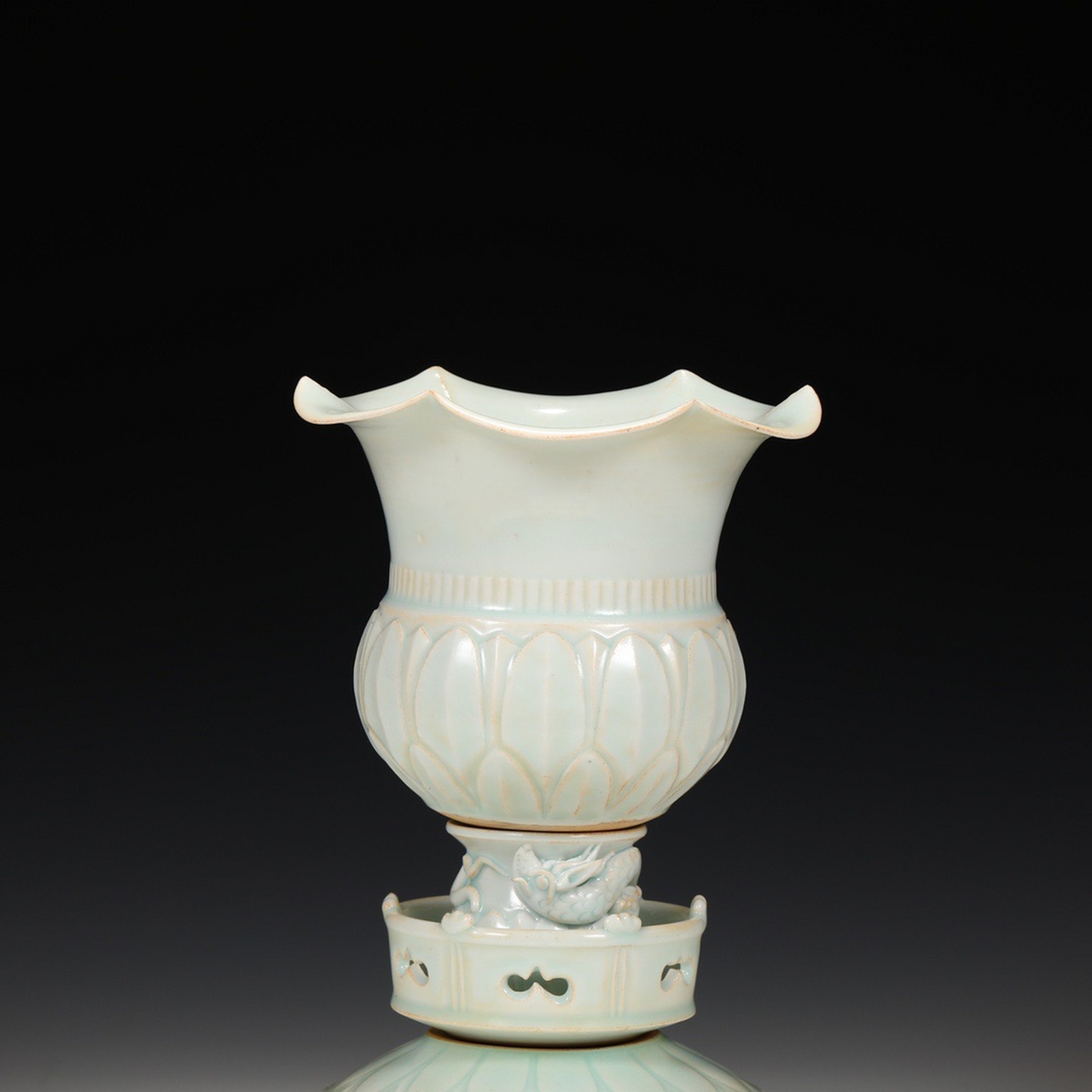 旧藏 南宋 湖田窑影青剔刻莲瓣宫廷祭祀礼器 尺寸:高27公分 直径15.