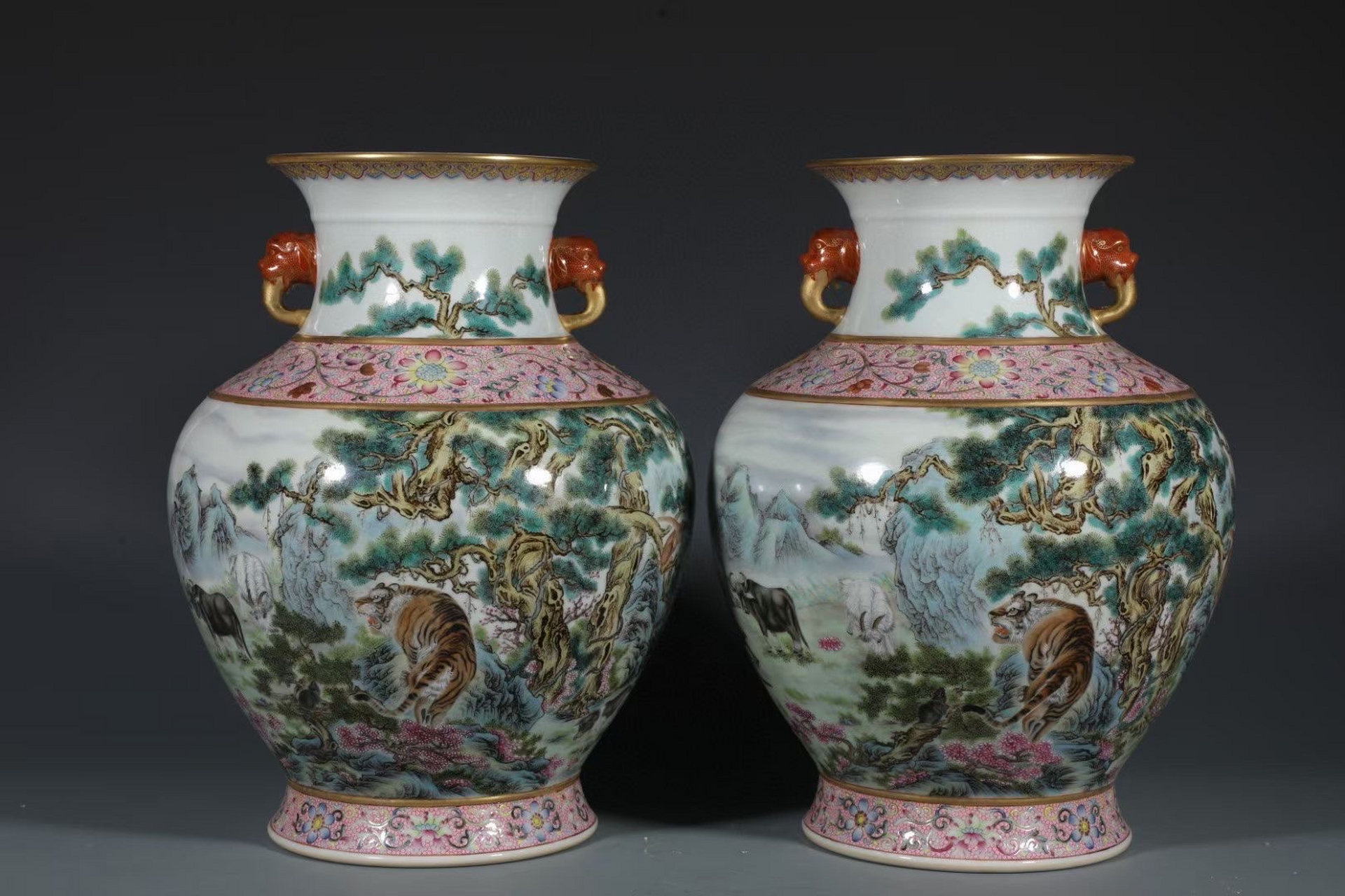 大清乾隆年制,粉彩十二生肖双耳尊 高:33cm 宽:25cm