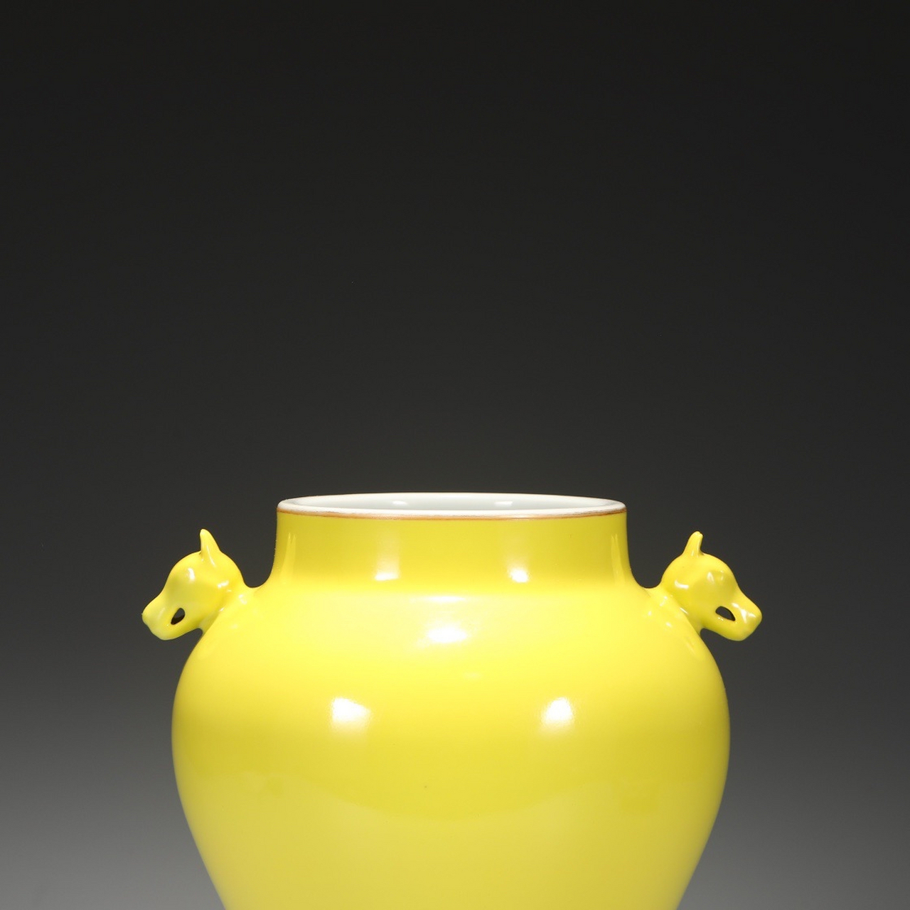 旧藏 清 雍正娇黄釉狗头罐 尺寸:高25公分 肚径20.5公分