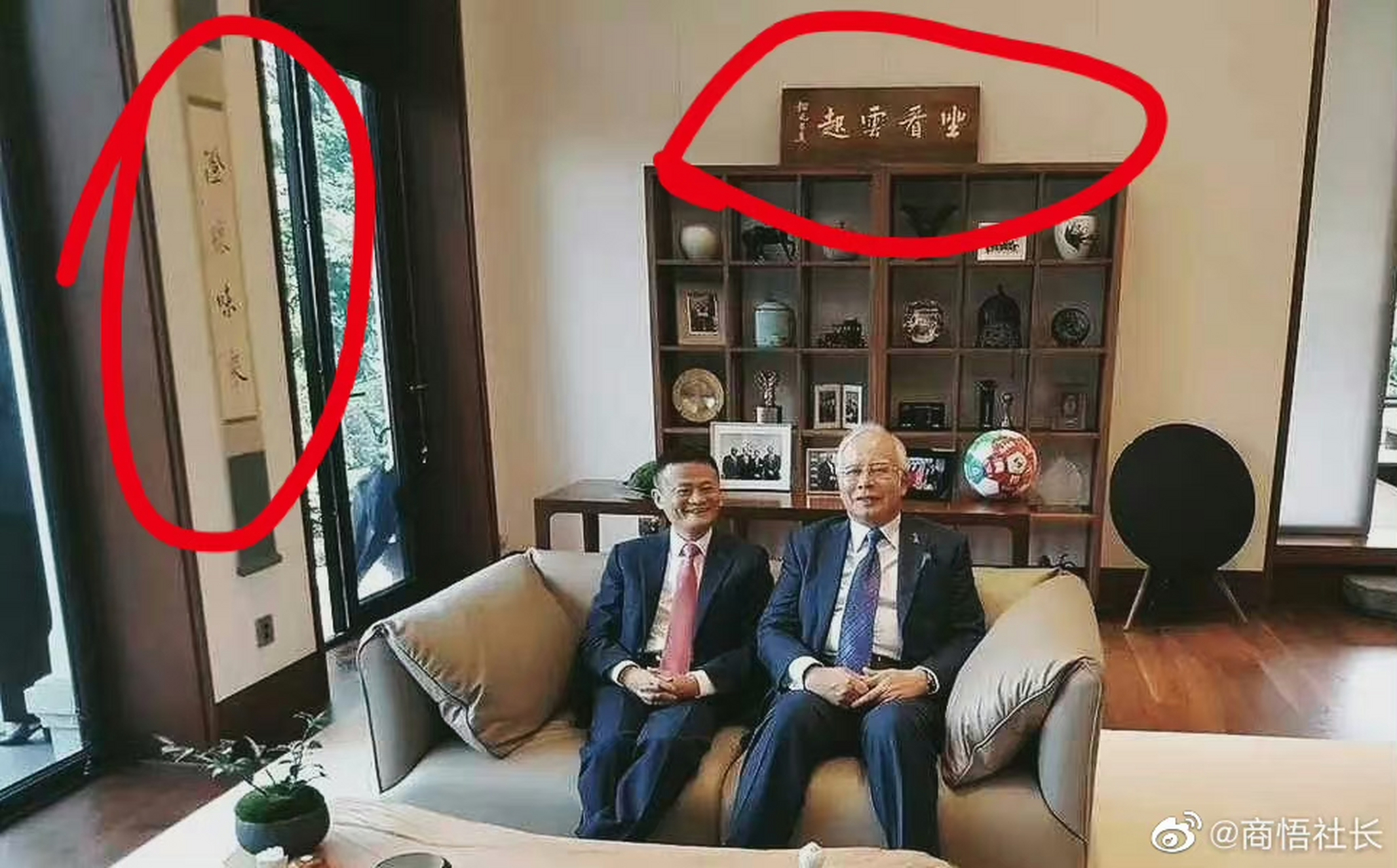 看马云办公室挂的字画,背后是"坐看云起", 左边壁上挂的四字知道的人