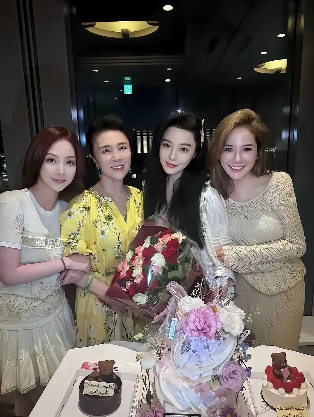 范冰冰"生日快乐!蛋糕和鲜花都准备好了,就等你来切一块儿